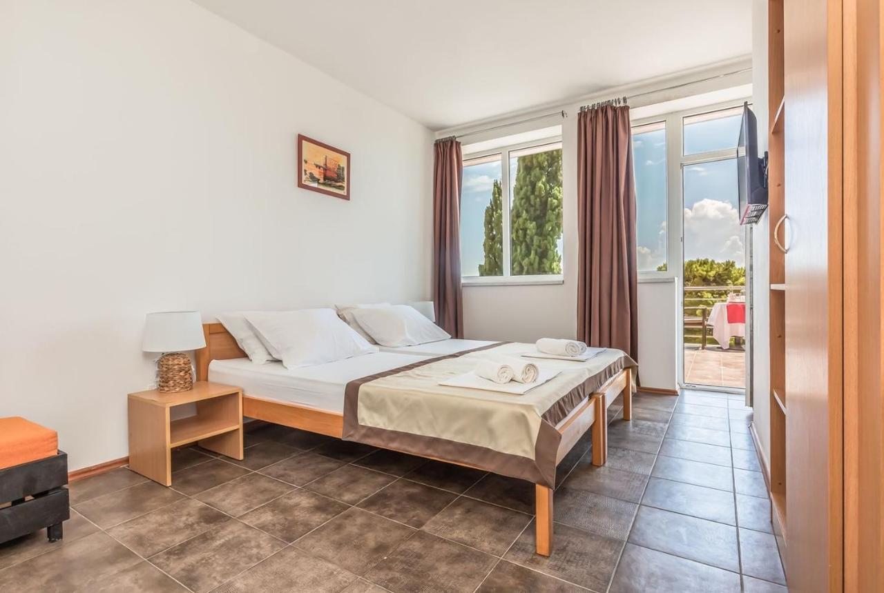 Motel Ljetni Raj Baska Voda Ngoại thất bức ảnh